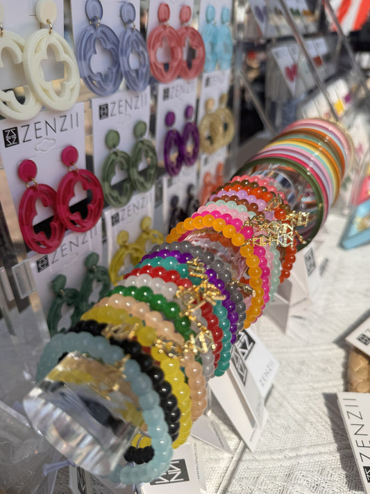 色彩を楽しむアクセサリーのある暮らし